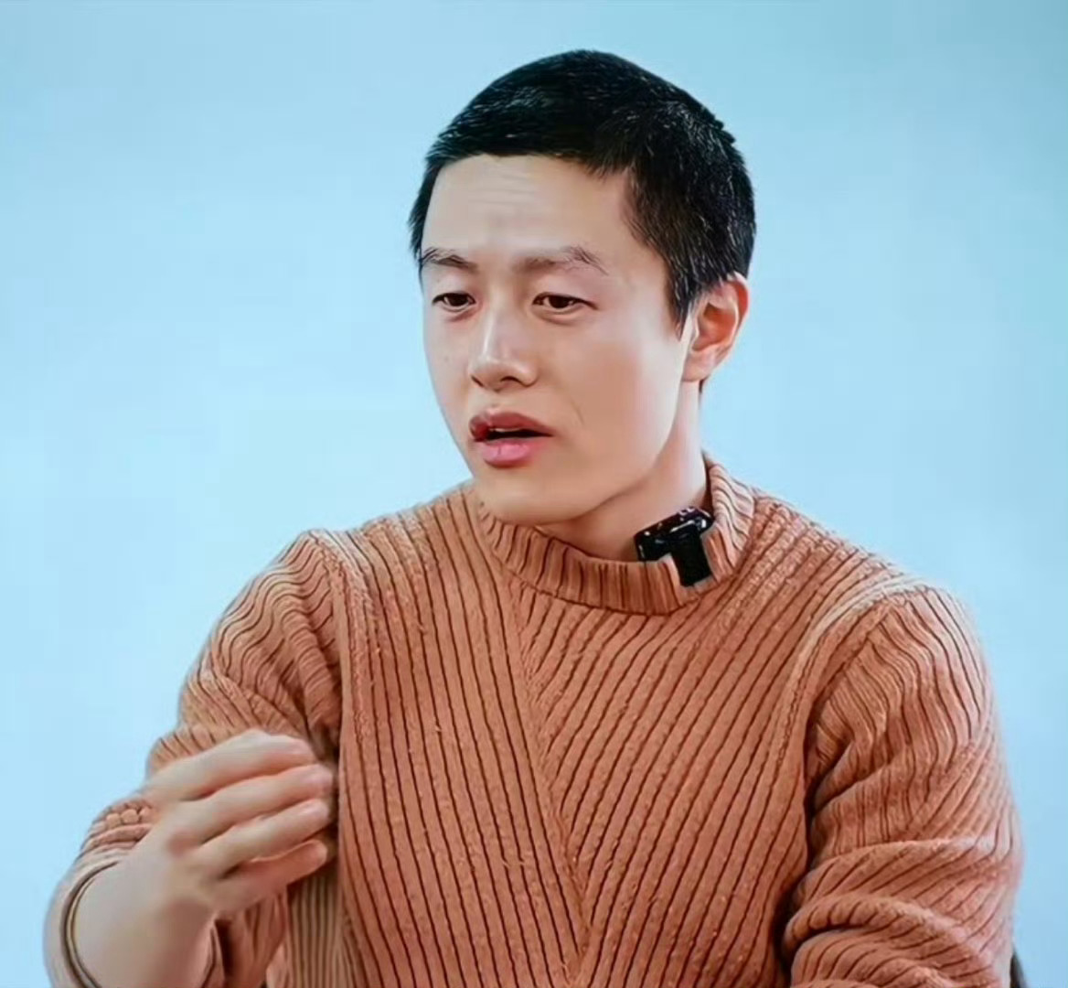 饺子导演的毛衣400块  看到这个热搜，我有点不爽了！！！内娱的明星别说爱马仕了