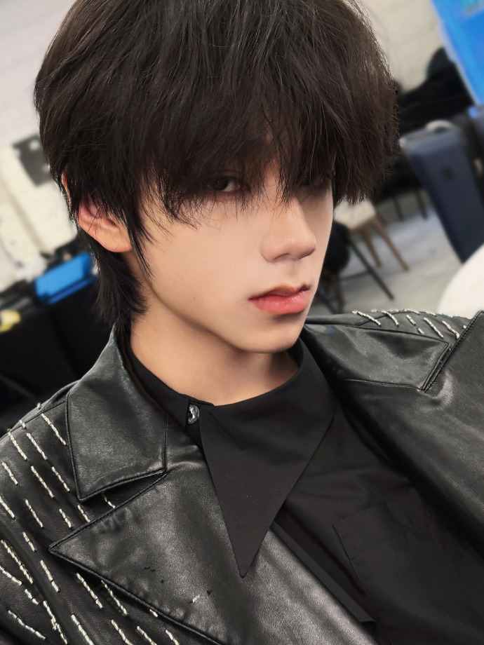 王橹杰自拍九宫格 王橹杰这组后台照直接鲨疯冷感侧颜和下颌线太绝，连发丝都在散发痞