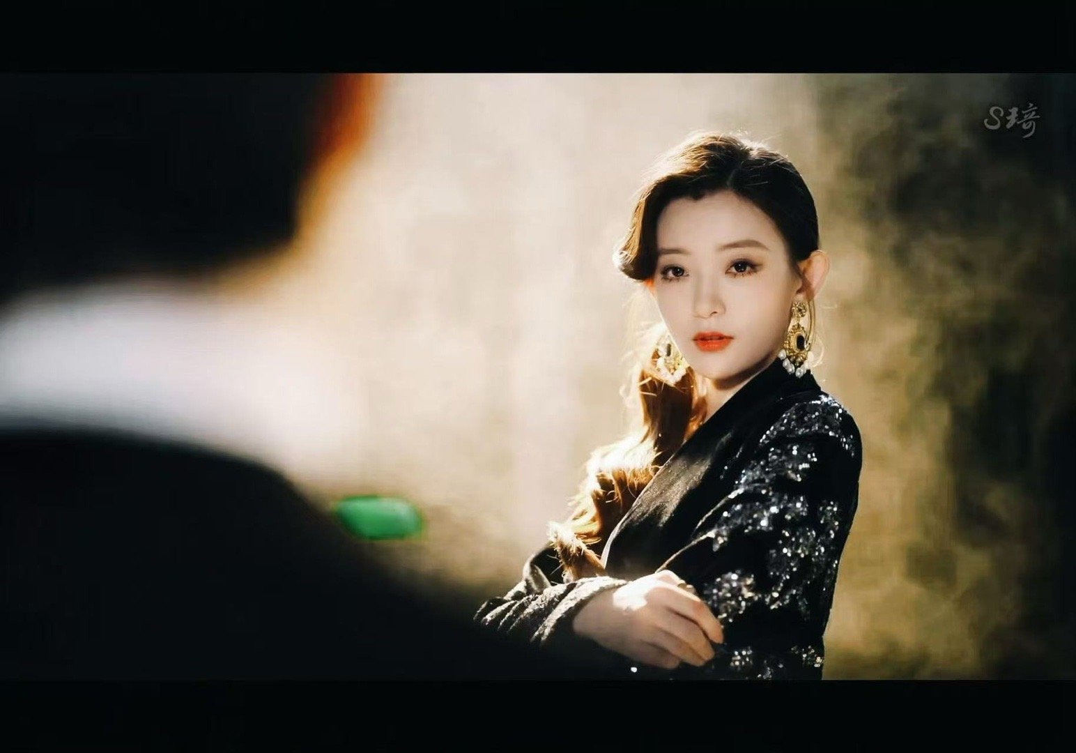 谁懂啊！罗予彤就是名门贵族千金本人吧 新中式造型优雅又温婉，还带着点勾人的魅惑，