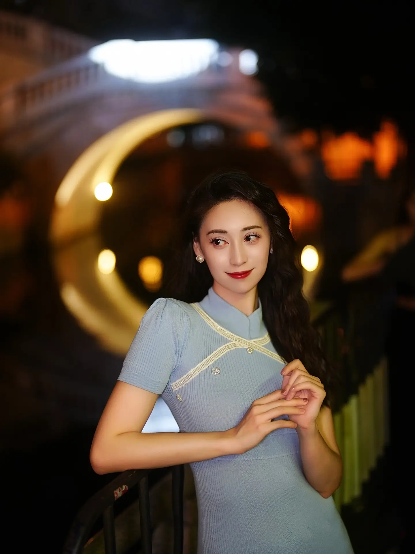 月亮弯弯的新中式夏日。夜晚总要来永庆坊逛逛吧 “虽是水中月，胜是天上月...