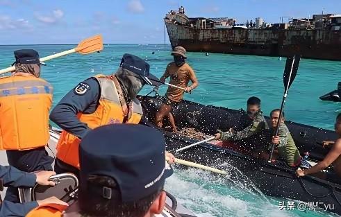 民进党发言人萧光伟称，“对中国海警持木棍攻击菲军予以强烈谴责，反对以武力威胁或灰
