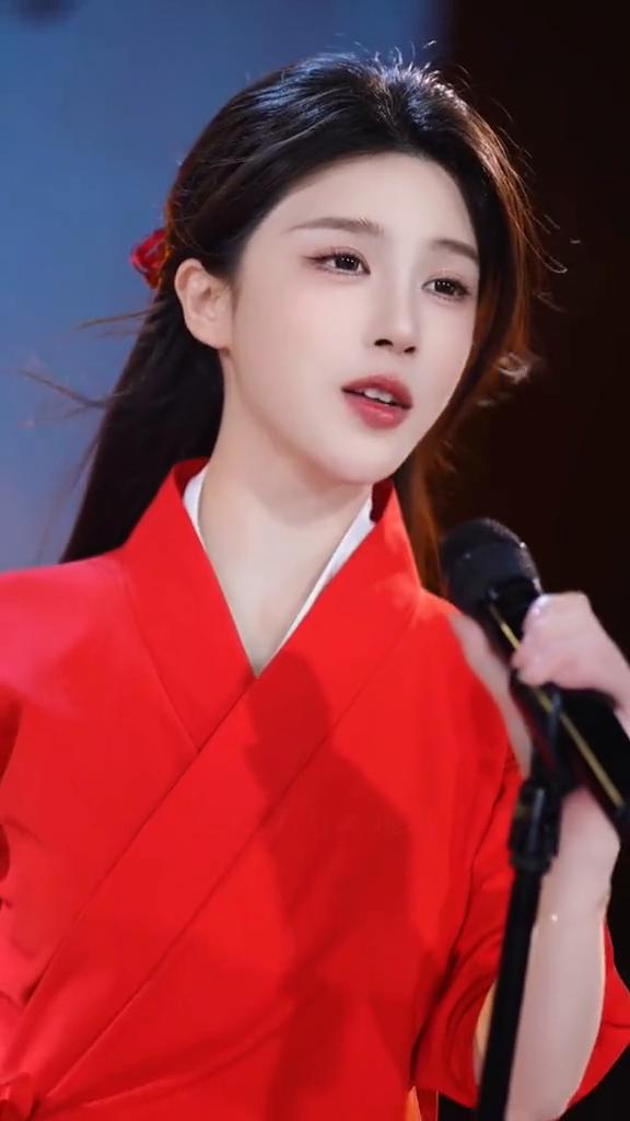 《天地龙鳞》。
这京畿中轴地，一如君子气节不移。九龙壁瓦上琉璃，历史从这衰落又崛