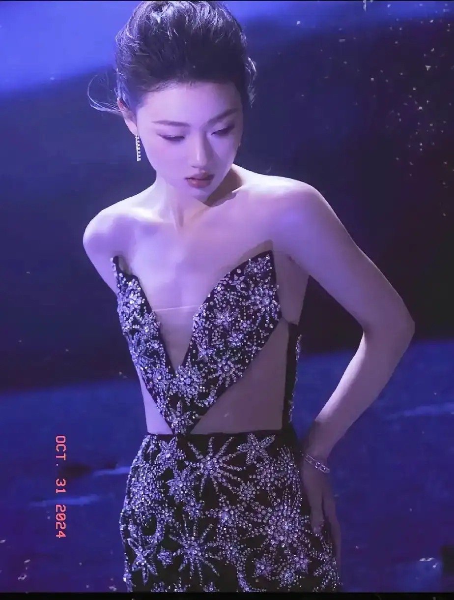 走性感路线的她，你还别说挺合适 ​​​