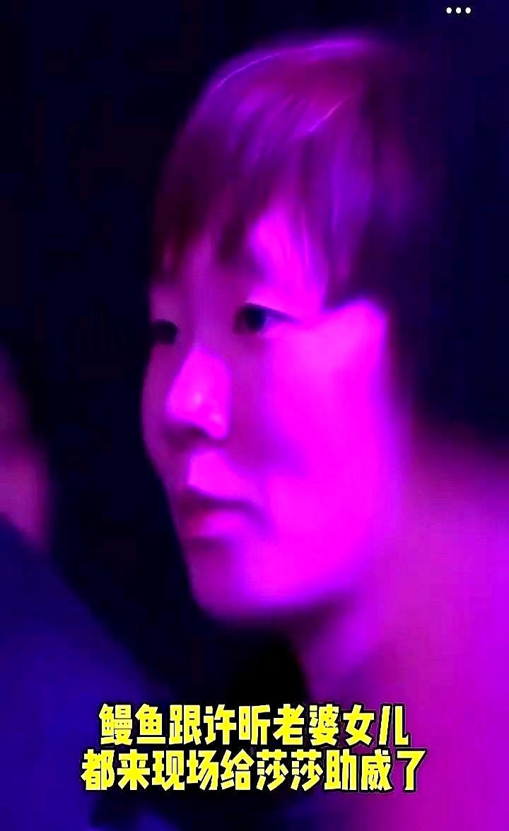 横滨赛一结束，镜头扫到看台，王曼昱直勾勾盯孙颖莎。

网友炸锅：“这眼神不是嫉妒