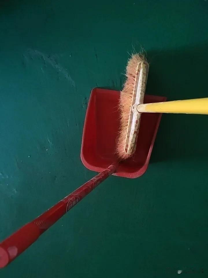 婆婆说扫地的时候不能从家里面往家门口往外扫出去，要从家门口往家里面扫进来，这是老