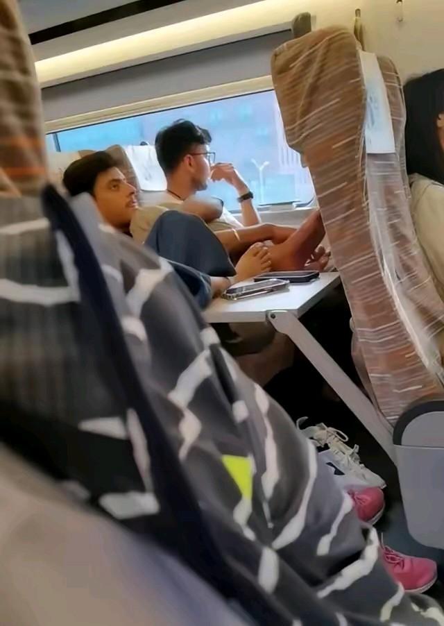 这就是给印度人放开签证的后果！！！
在我们的高铁上，俩印度年轻人就这么自然地把脚