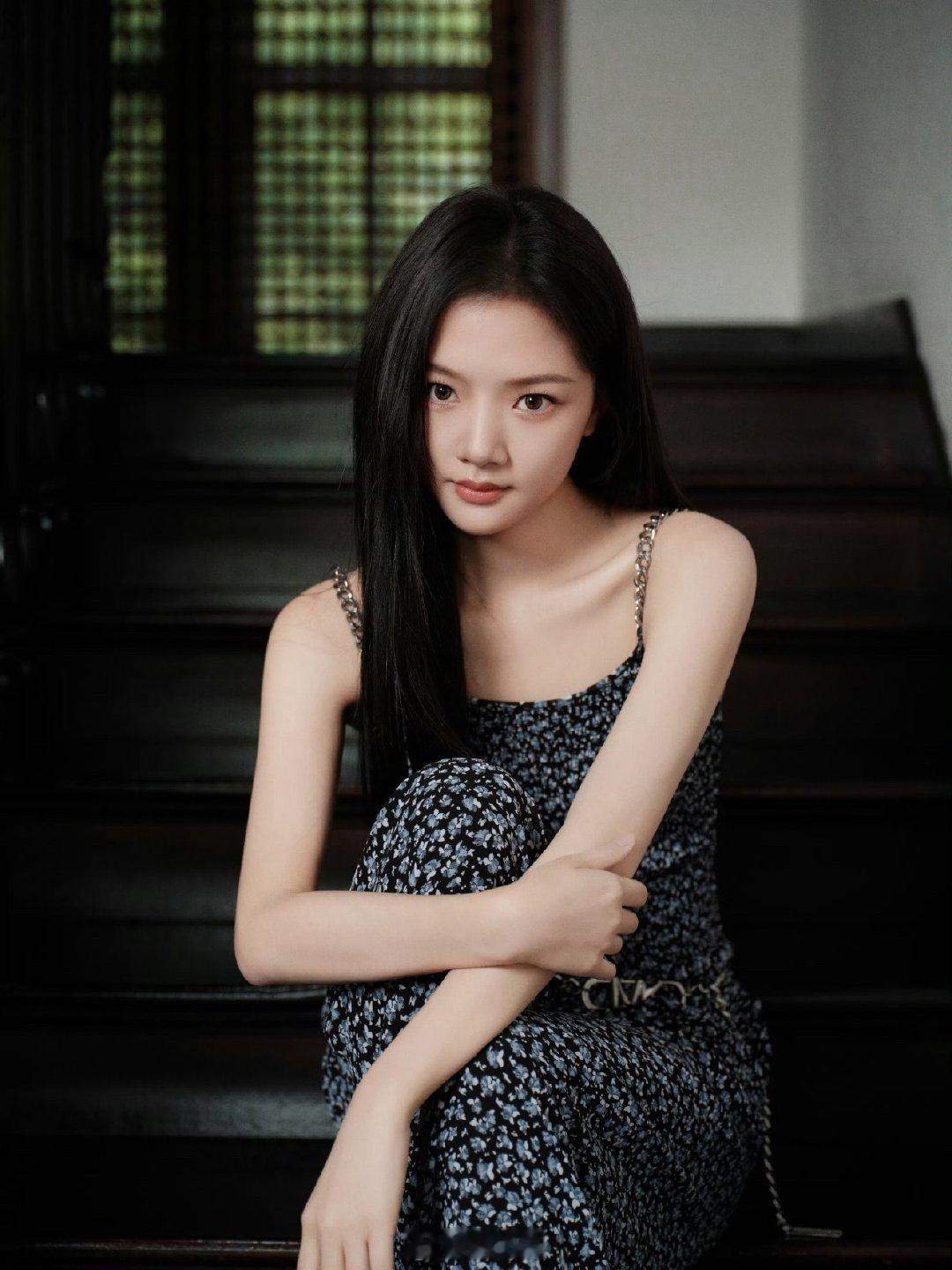 任敏晒警服自拍照 任敏穿警服卖萌自拍 啊这啊这，就是说任敏也是成了话题女星啊……