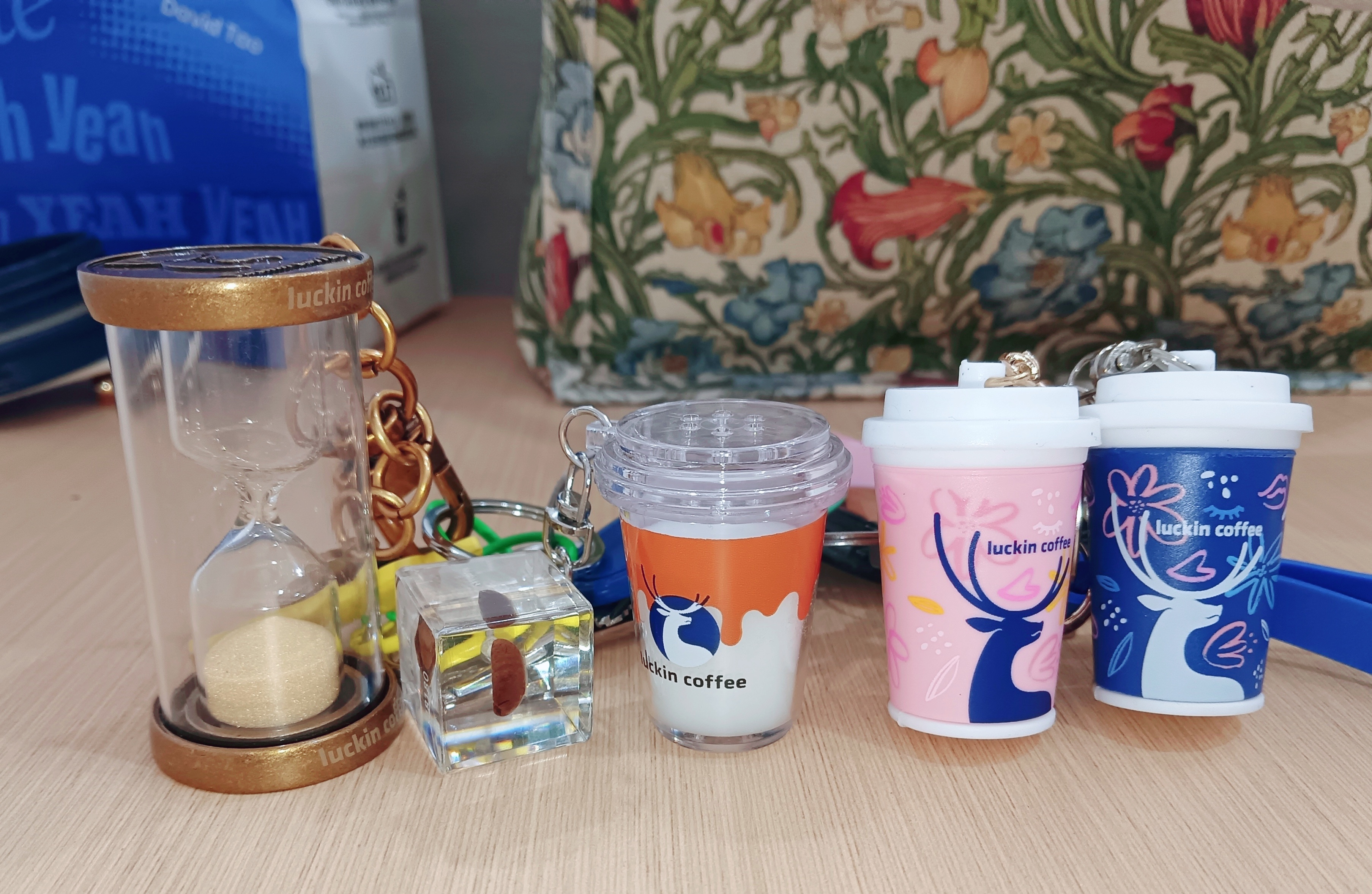 收集的瑞幸周边小挂件 这是中杯大杯和超大杯，这个不是中杯这是大杯，这个不是小杯这