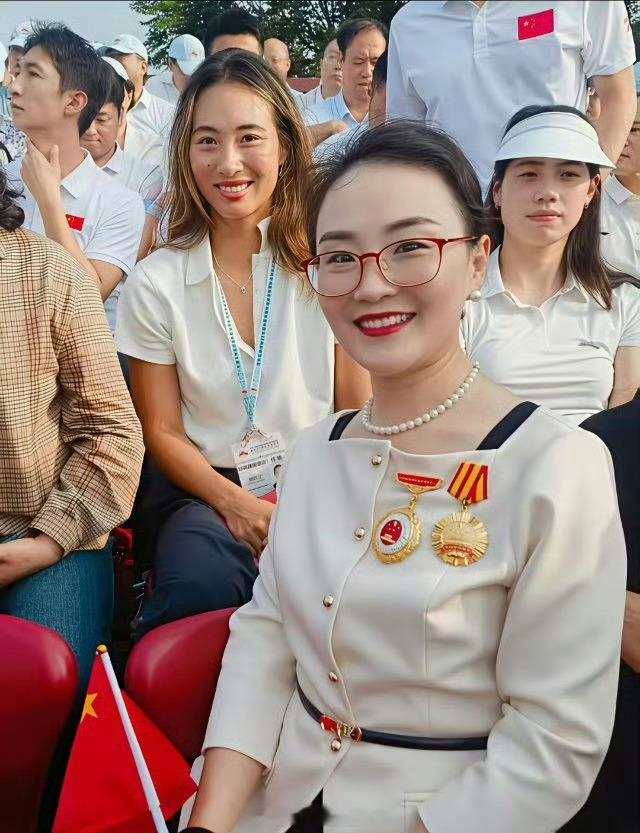 郑钦文张雨霏坐一起观礼郑钦文和张雨霏坐在一起现场观看九三阅兵作为中国体育界女性的