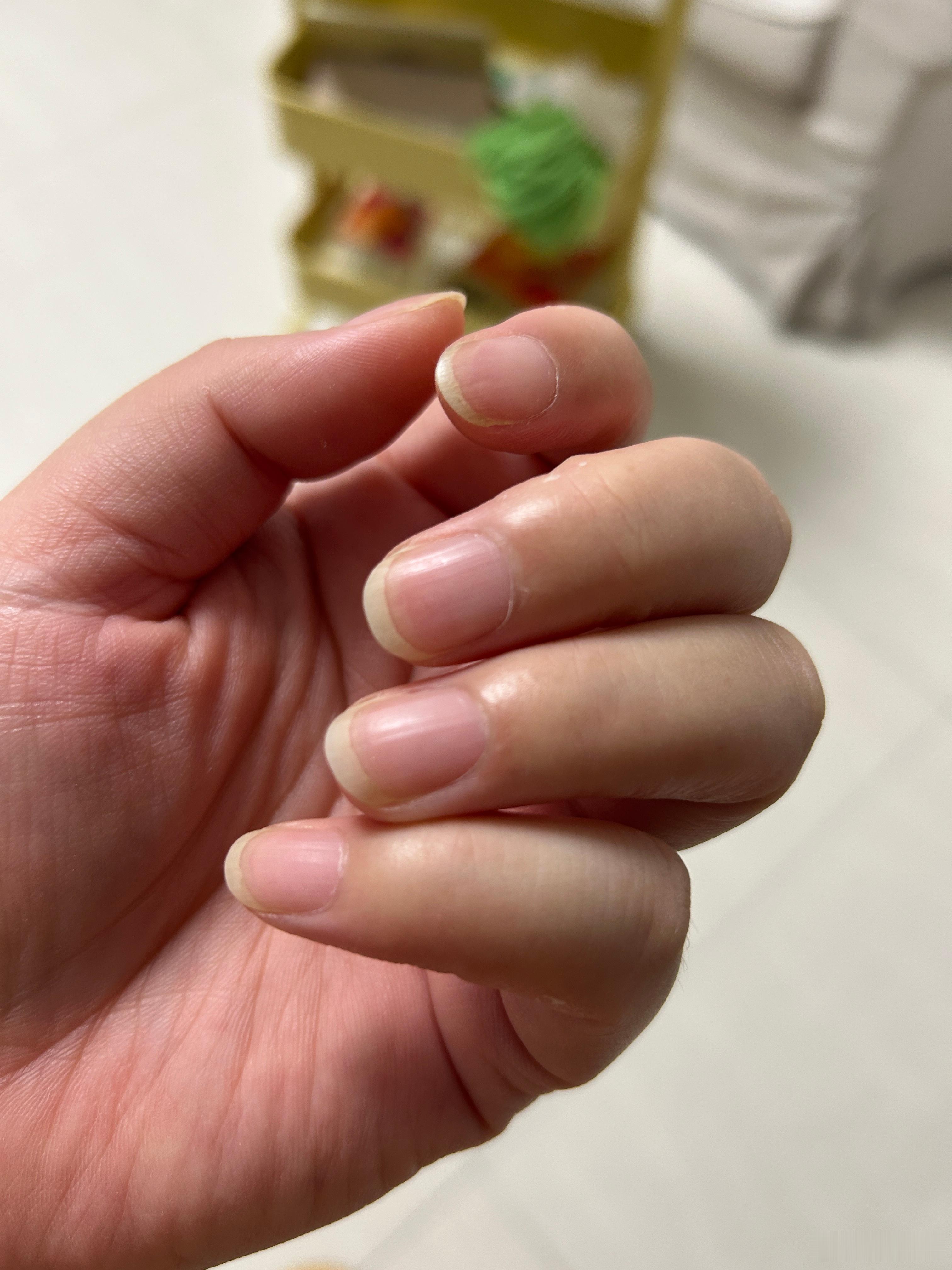 我不喜欢留长指甲，长长一点我就要剪掉，感觉有指甲敲键盘，玩手机都挺难受的，我喜欢