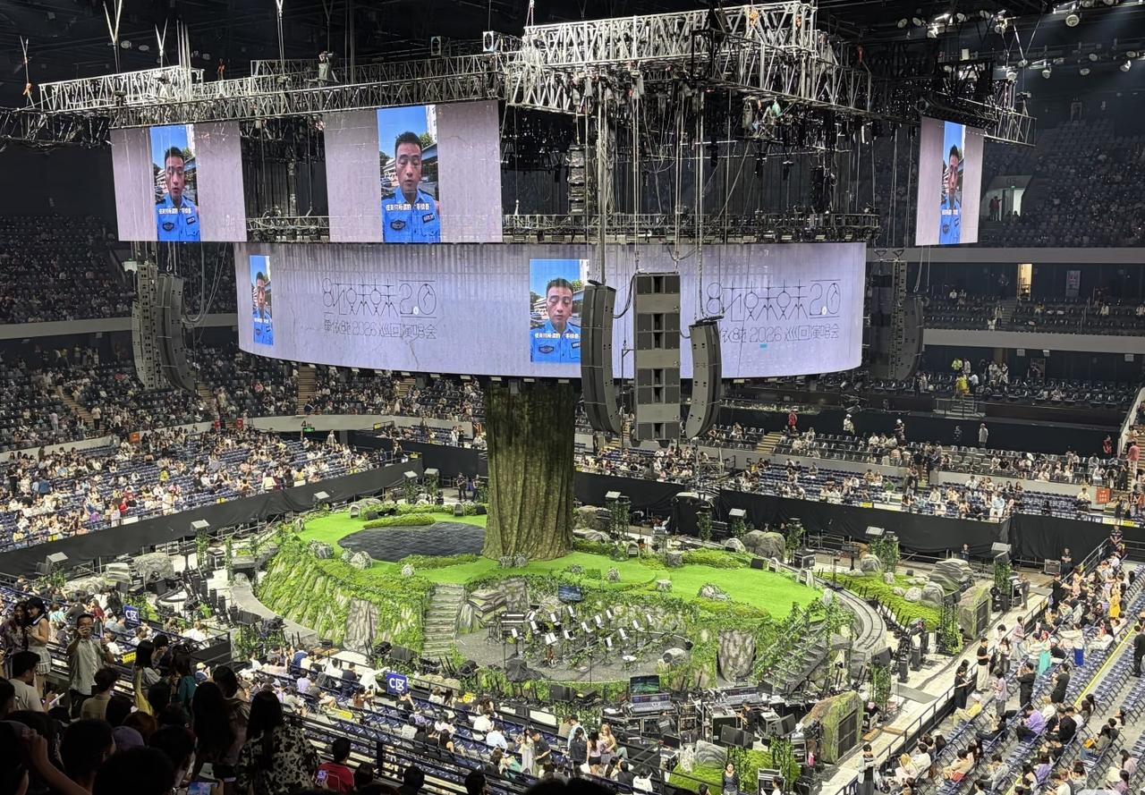 单依纯深圳演唱会超酷炫的舞台！
可今晚的这场演唱会，大家不会关心舞台效果有如何酷