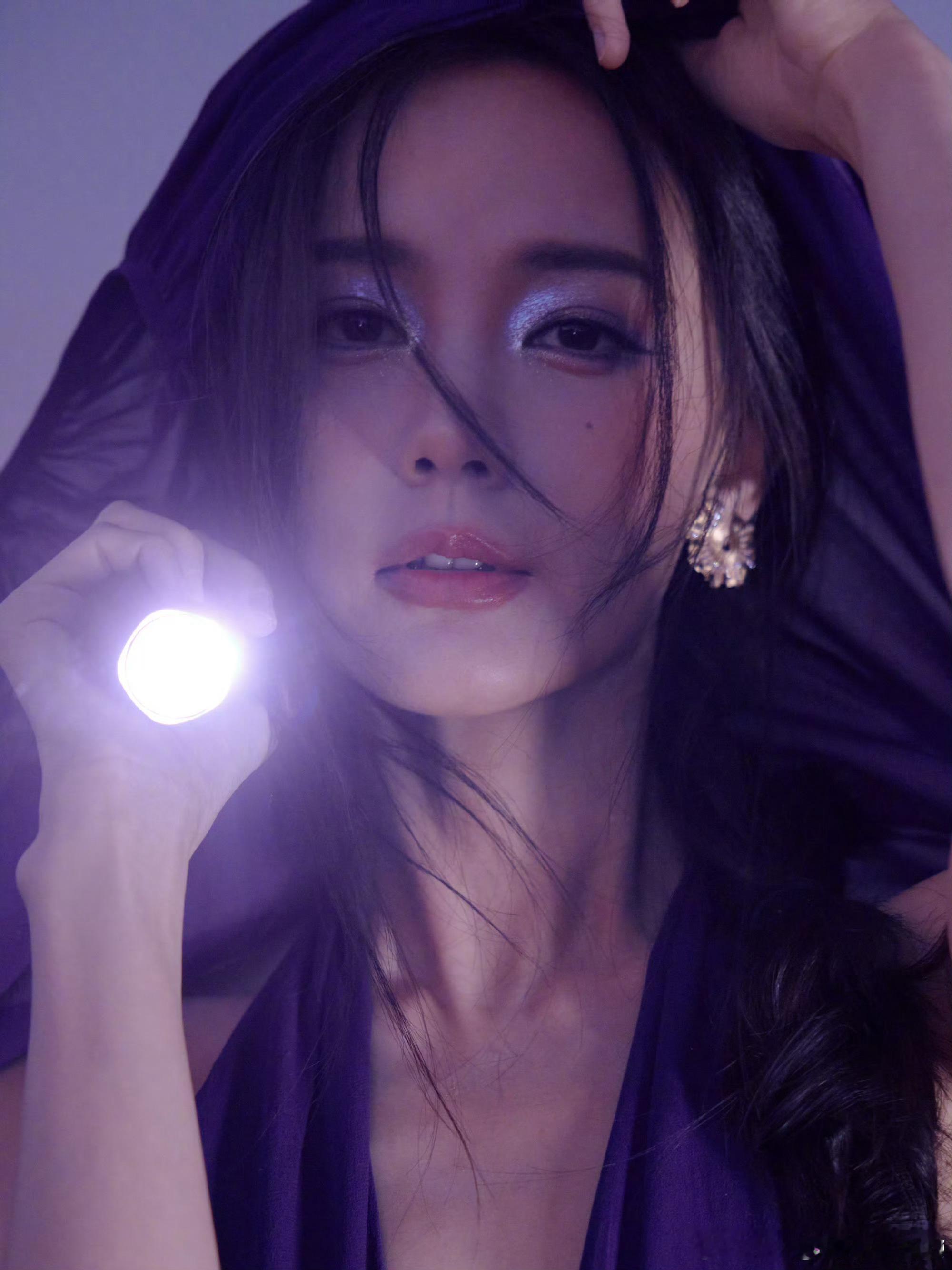 #李一桐[超话]##李一桐月光海滩# 李一桐这组全紫look海边大片真的超有氛围