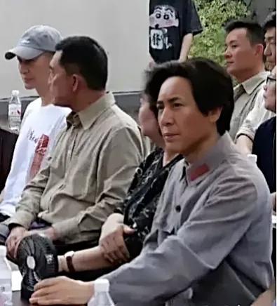 于和伟饰演伟人，大家看妆容怎么样？
8月1日，电视剧《伟大的长征》在浙江横店举行