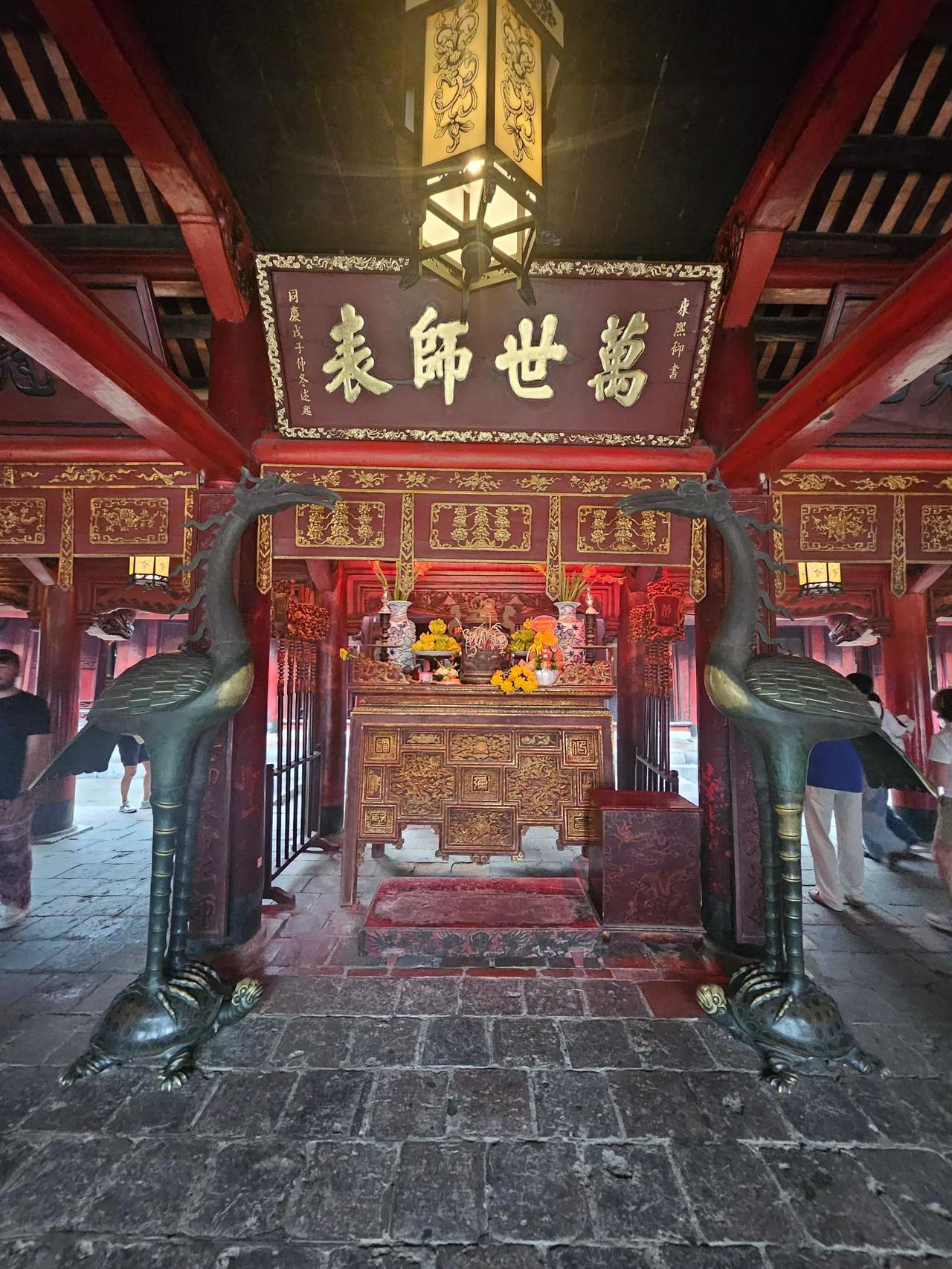 叶枫：
河内文庙走一遭，
满墙汉字太眼熟。
朋友笑我没出国，
这是汉字的江湖。