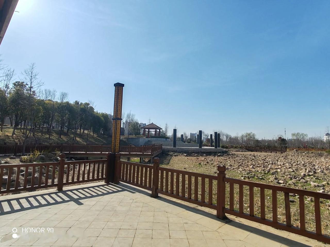 公园一角分享 公园一角的景象 公园风光 今天来分享我在公园拍到的美景。一张是滨河