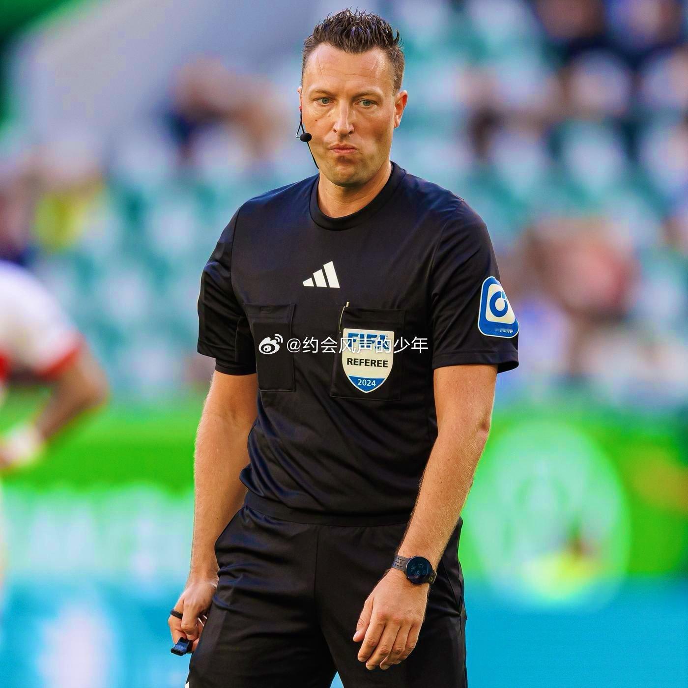 35岁的年轻德国裁判员斯文·雅布隆斯基自从2021-2022赛季被评为德国最佳裁