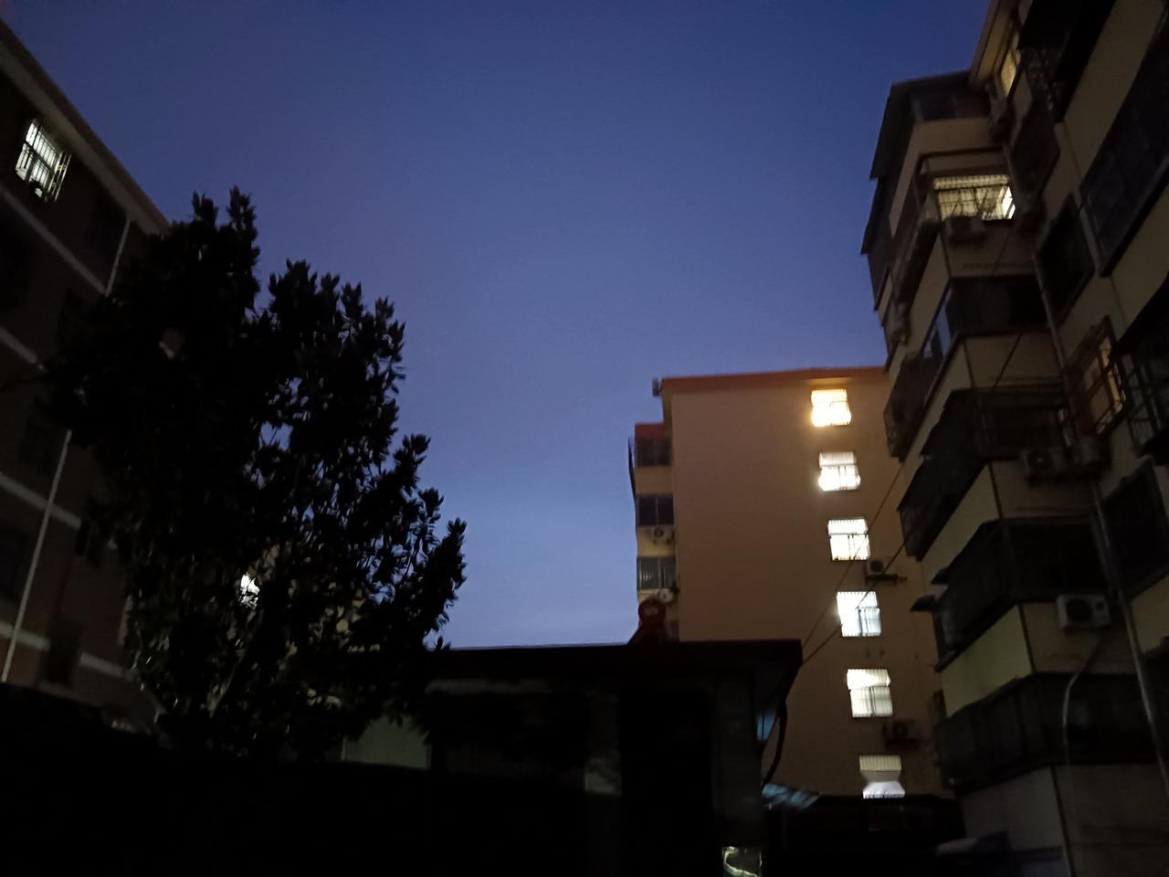 入夜风高月如钩，寒光如水照楼头。
​梦里发财半夜醒，到处画饼信个球。
​熟人按揭