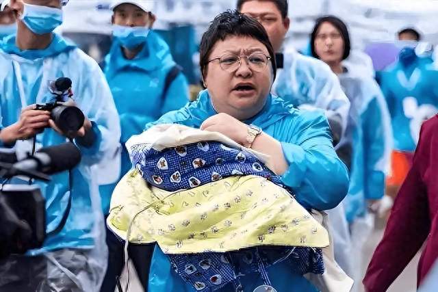私吞上亿、假慈善水落石出后，“一言不发”的韩红，不再顾忌体面