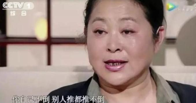 1999年，倪萍晚上跑到冯小刚家中，突然跪在地上，痛哭流涕，对冯小刚说：“哥，我