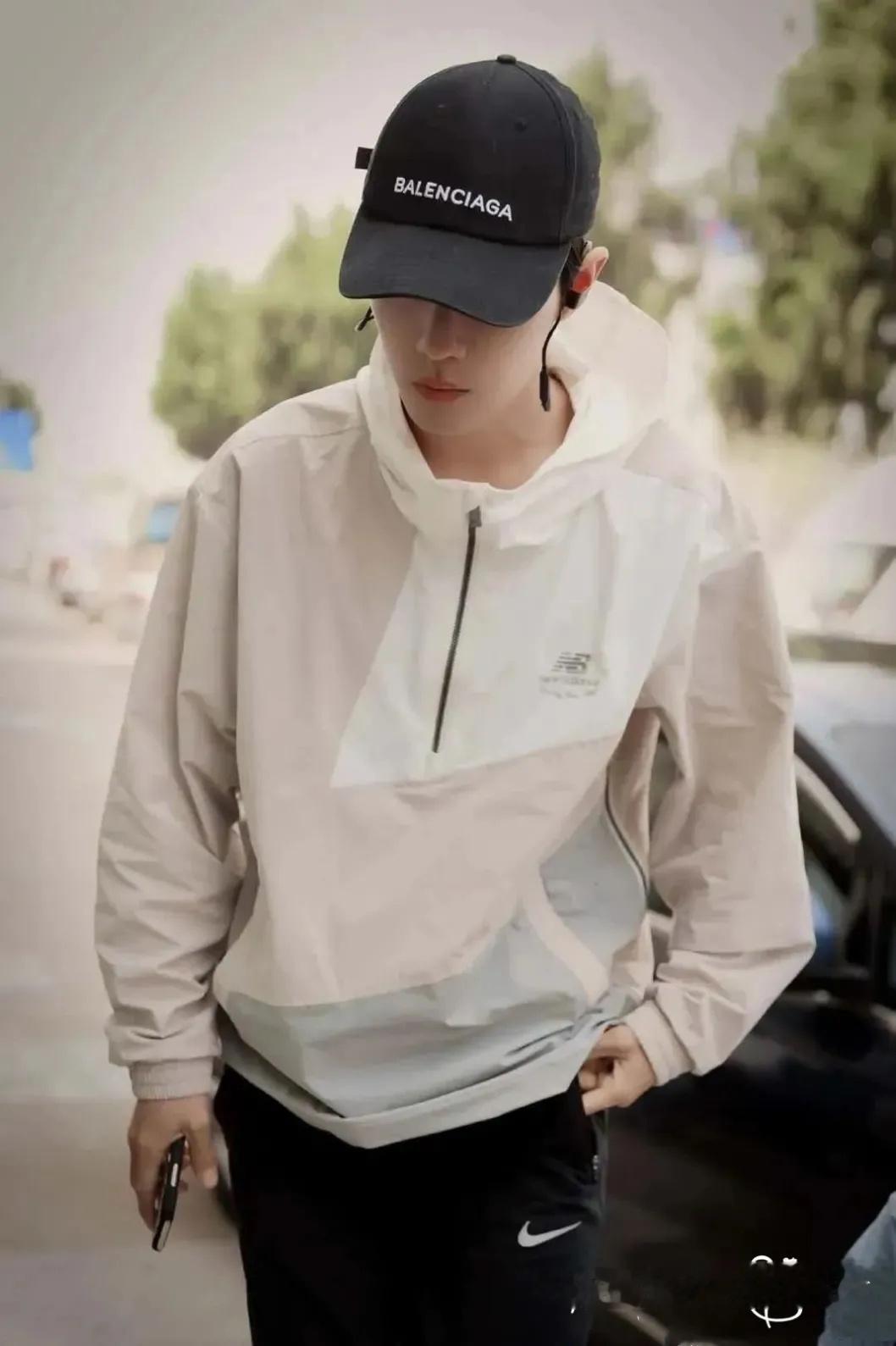 肖战 行走的衣架子，穿啥都好看！肖战机场