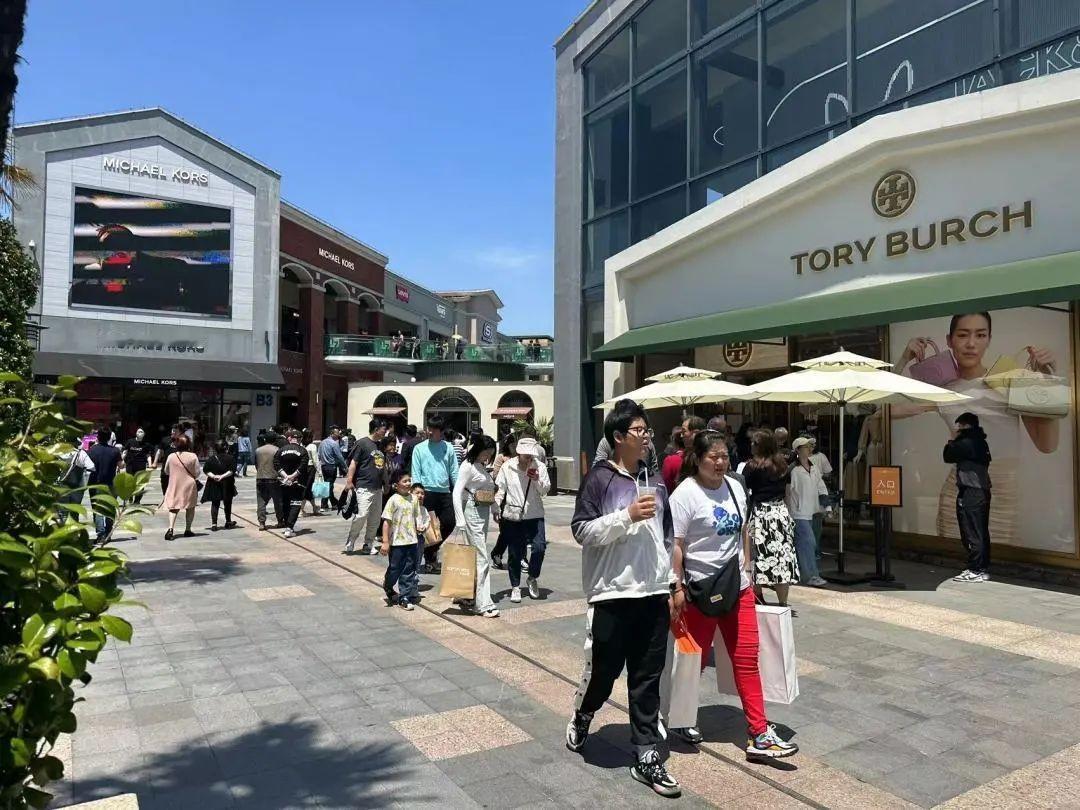 当下年轻人形成反差鲜明的消费模式，日常采购时反复比价、严控开销，面对兴趣相关消费