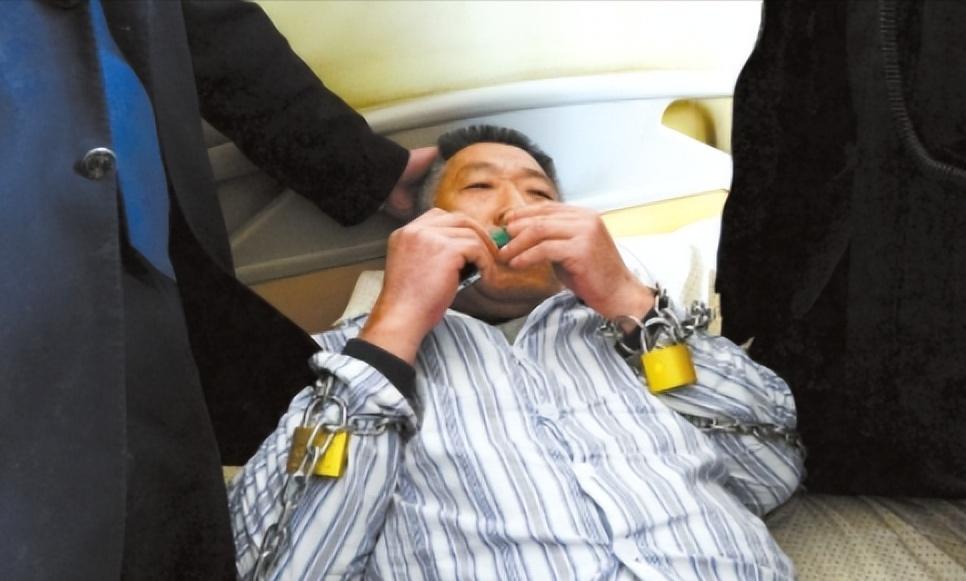 2015年，北京一“老赖”在医院霸占病床多年，法院得知后强制让他出院，法官拿开他