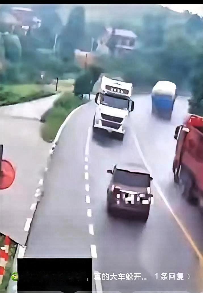 那一瞬间，大货车司机根本没想踩刹车，
也没想打方向。
他选择的，是直接撞上去。