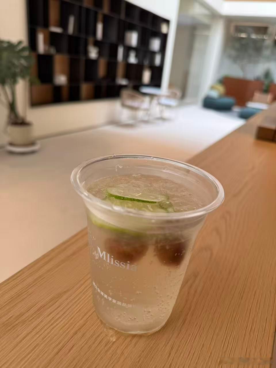 咖啡师邀请我去尝今天diy的饮品我满怀期待的过去喝了一口难喝的我皱眉一杯两颗话梅