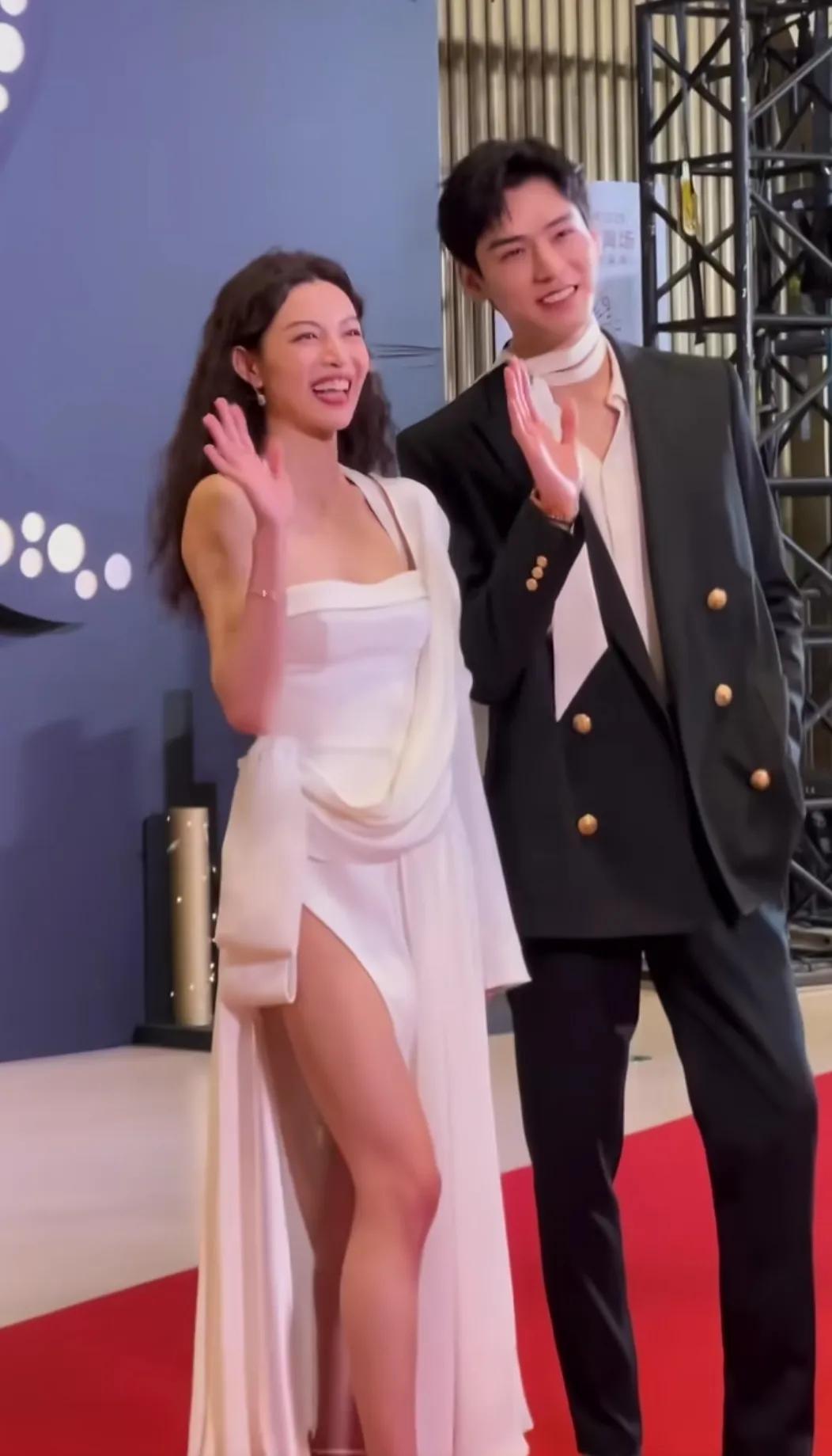 电视剧品质盛典钟楚曦和龚俊同框，不得不说，钟楚曦每次妆造没错过[看]她真的好有魅