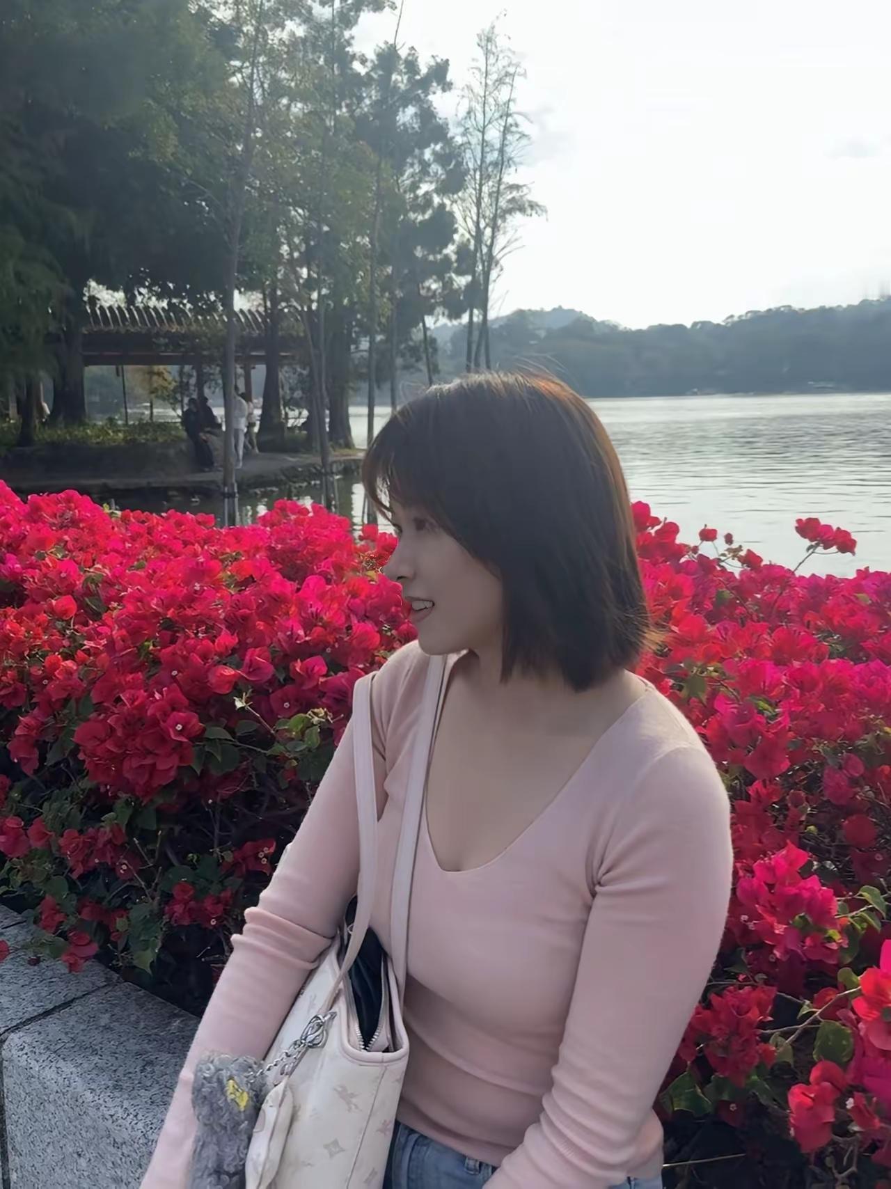 花开正艳时，为何不见你。朵朵花开艳无比