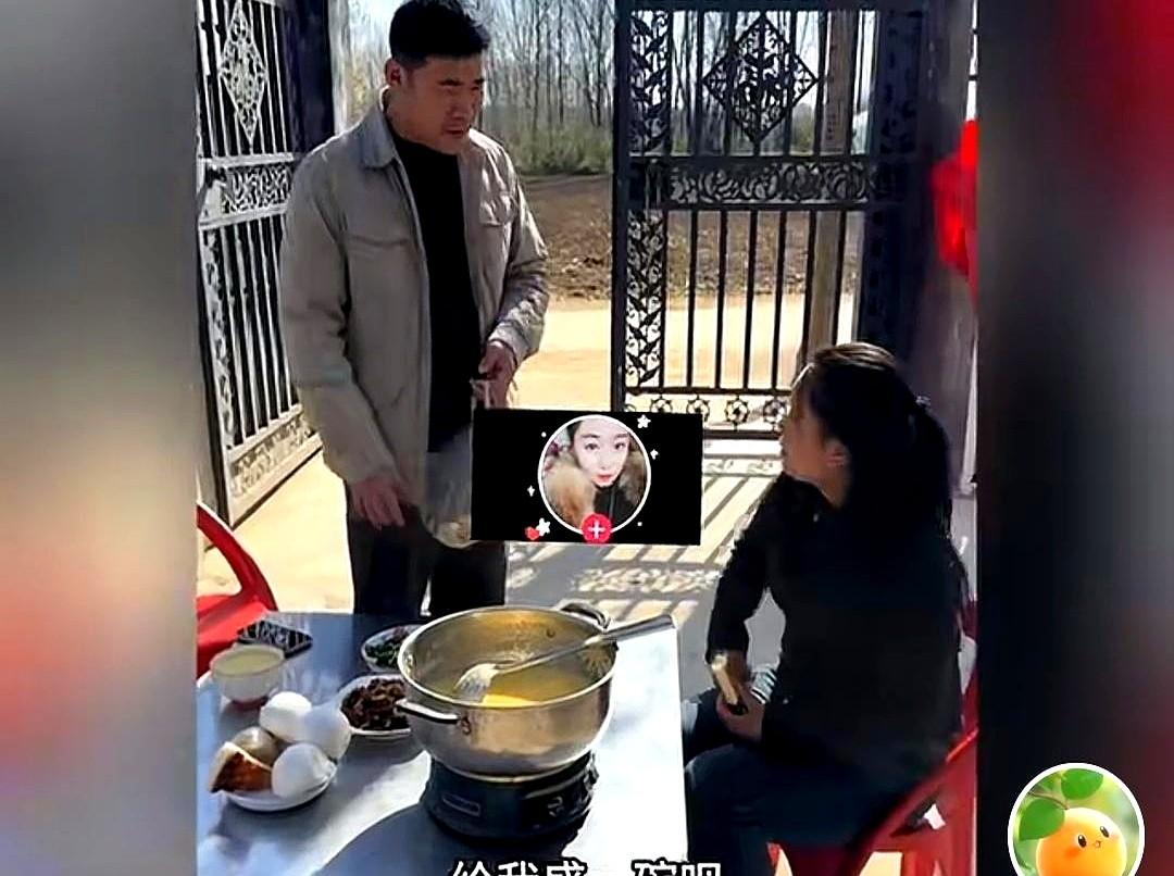 阿杜让李佳给他一碗饭，李佳让他自己拿碗盛。

俩人这不就是在镜头前专门演给大家看