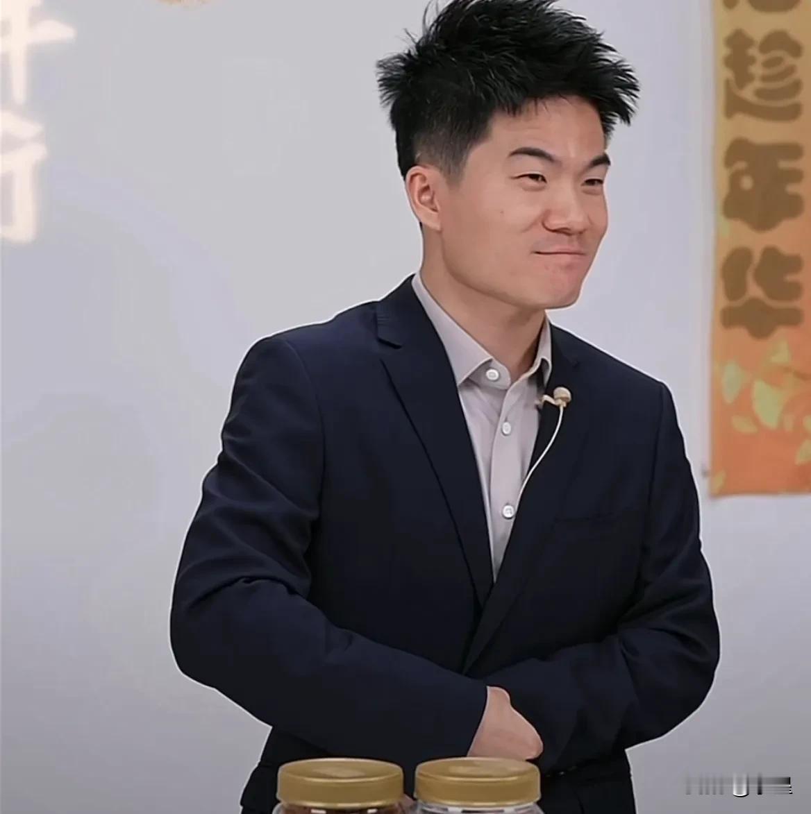 观众：宇辉今天好憔悴
宇辉：美颜呢，赶紧把美颜打开
观众：你小子现在有偶像包袱了
