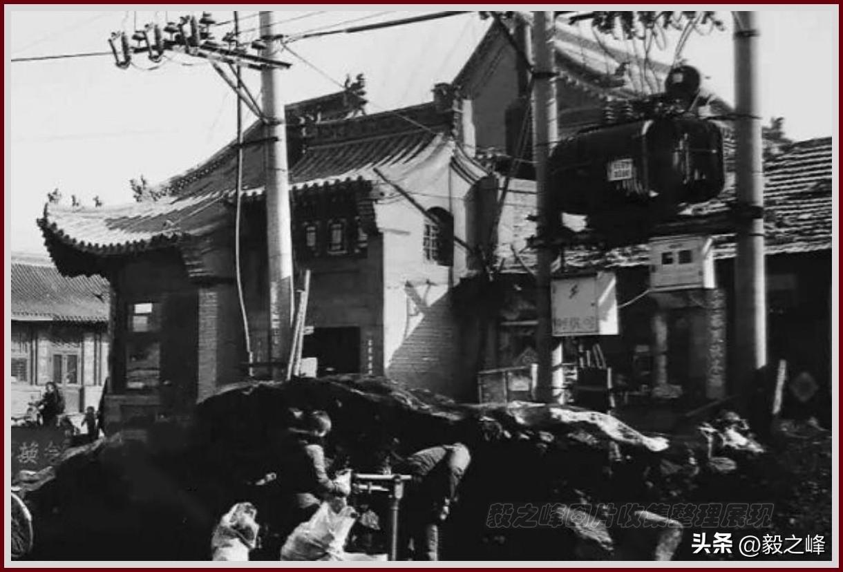 你了解呼和浩特通顺街曾经的这处老房子是做什么的吗？
呼和浩特老街巷 这已经是呼和
