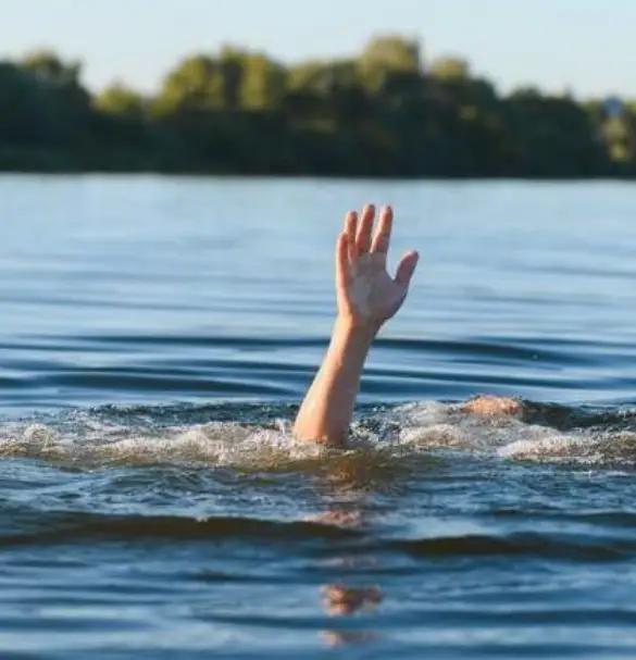 陕西安康，女子梁某患有产后抑郁，与丈夫郭某约好商谈离婚。饭后两人步行至江边继续谈