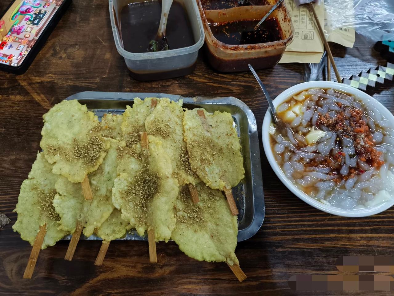 济宁人的下午茶。
说说我老家济宁的美食。
印象最深的就是下午放学时的路边摊了。