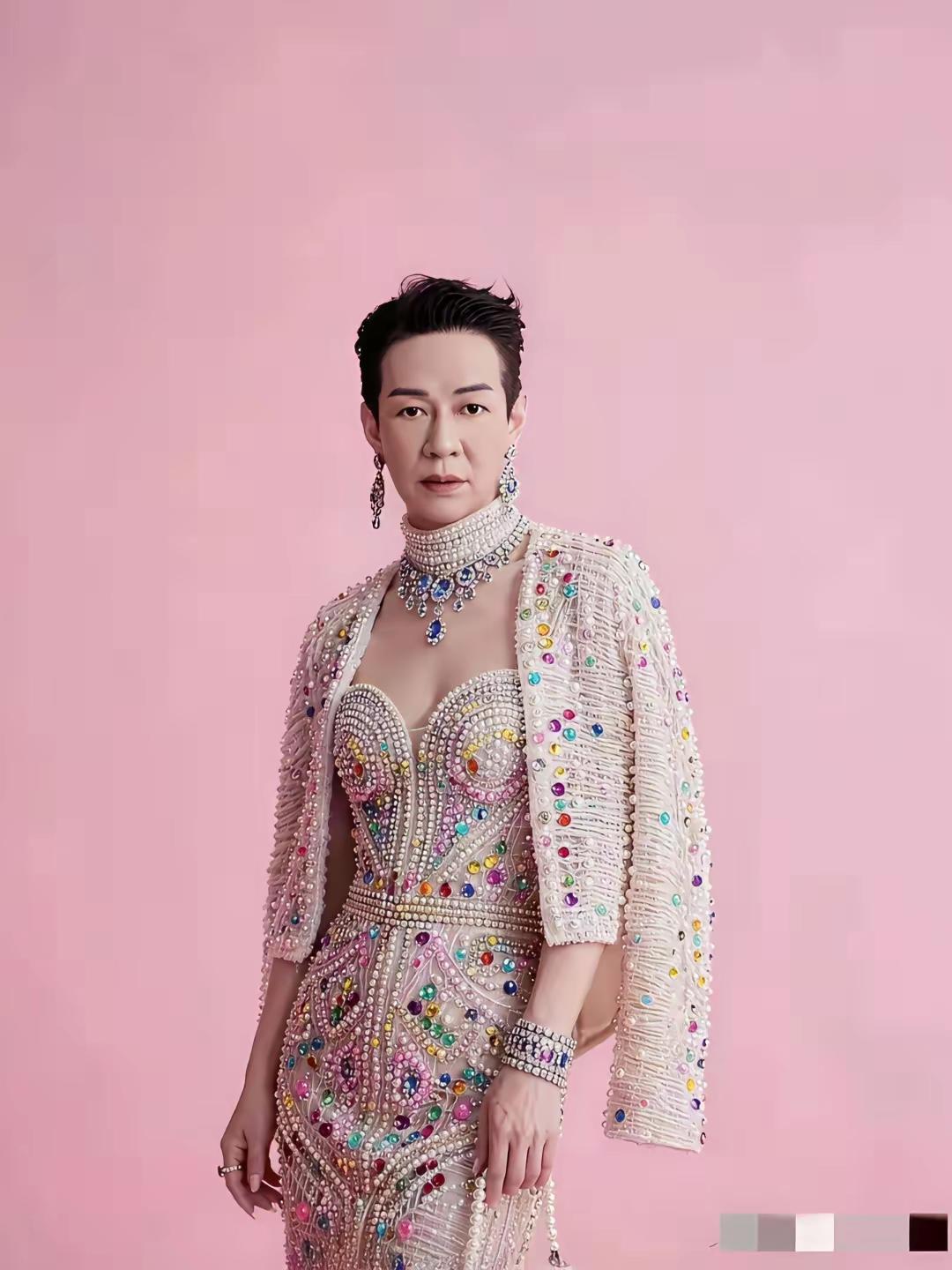 我去！这也太惊人了！恕我眼拙，实在看不出是男是女。
虽说穿衣自由，倡导男女平等，