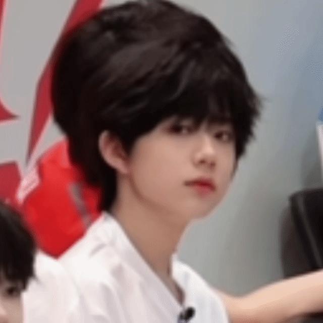 每天想我家明星想到流泪 ​​​