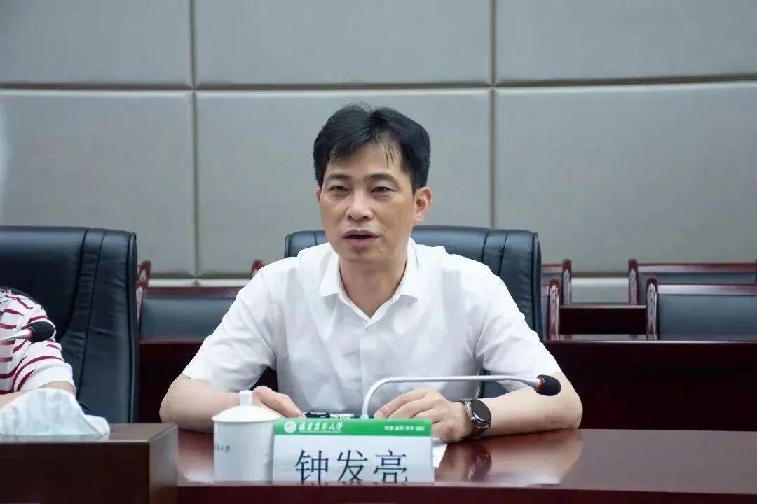 马论与思政硕士且曾任漳州师范学院团委书记、中央国家机关团工委党委办公室（校长办公
