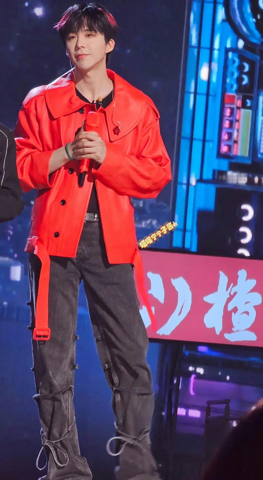 顶刘今晚音综造型，心情不错 ​​​