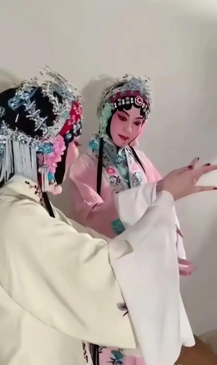 翁帆发了条生日视频，103岁的杨振宁坐在那儿，没说话，眼神还亮。
三个月后，人走