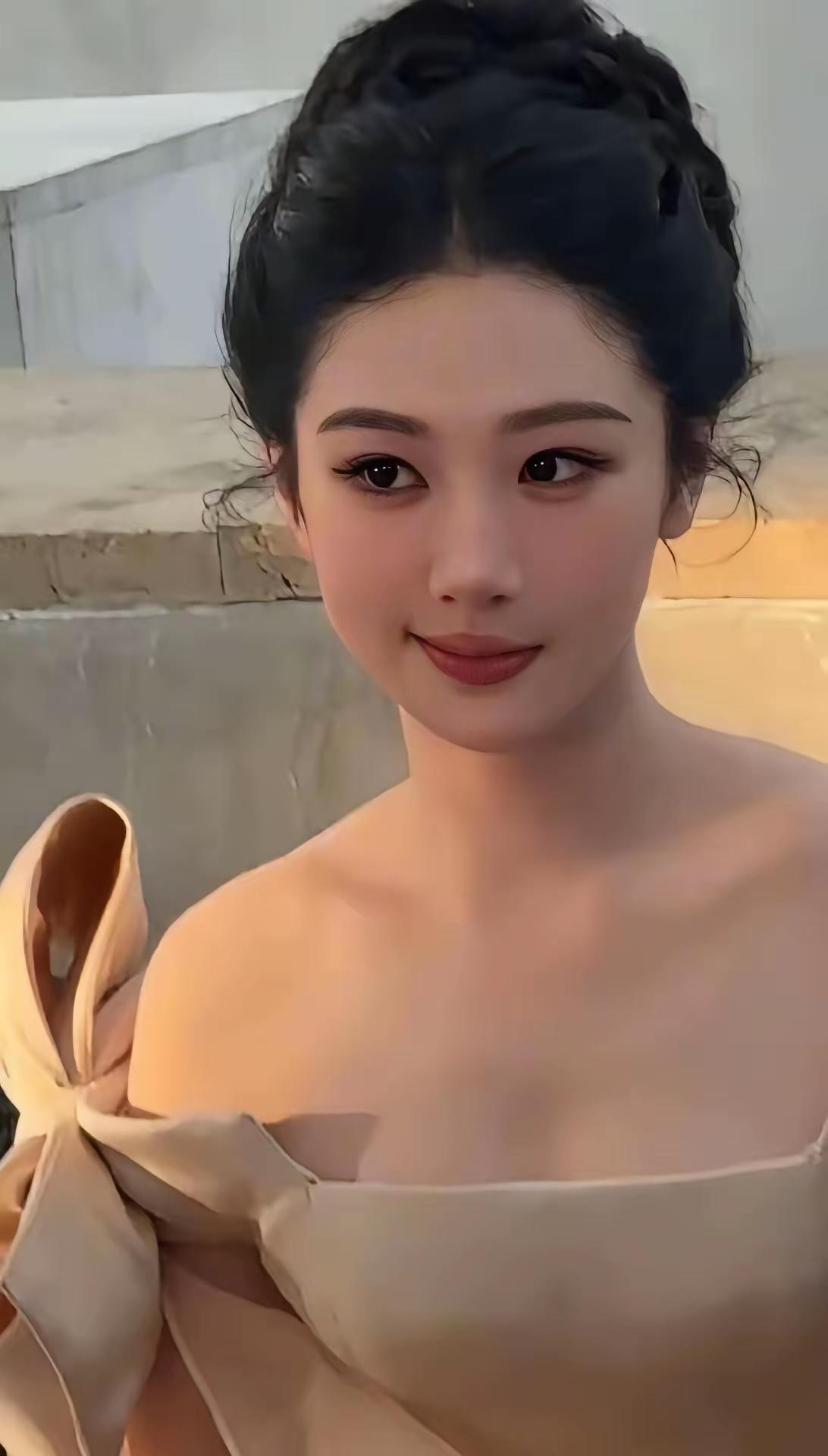 单独看她，可能是精修过，还不错。但是合照不出彩。不过她已经很努力了。演员没必要美