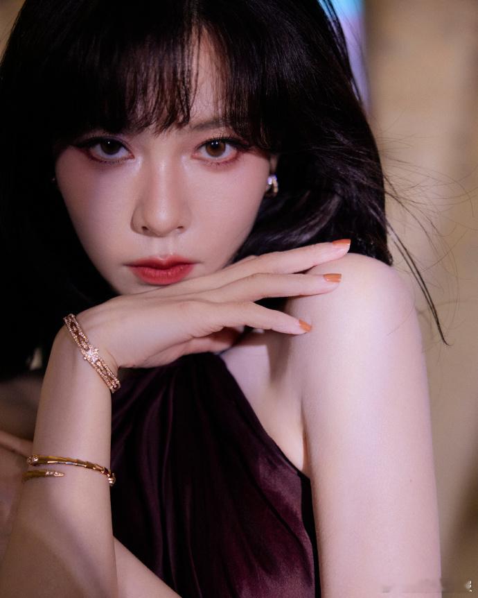 宋妍霏风格大变 尖叫！宋妍霏时尚活动两套造型封神了！ 深紫长裙勾勒好身材，眼神杀