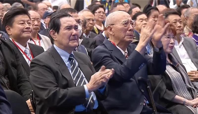 马英九激动落泪！
洪秀柱激动落泪！
吴伯雄激动落泪！
……
这就是今天郑丽文发表