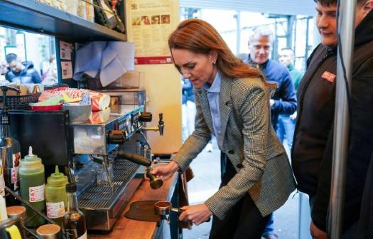 凯瑟琳王患癌后秃顶，选择了佩戴假发在咖啡店，亲自为丈夫制作一杯饮料？
凯特佩戴假