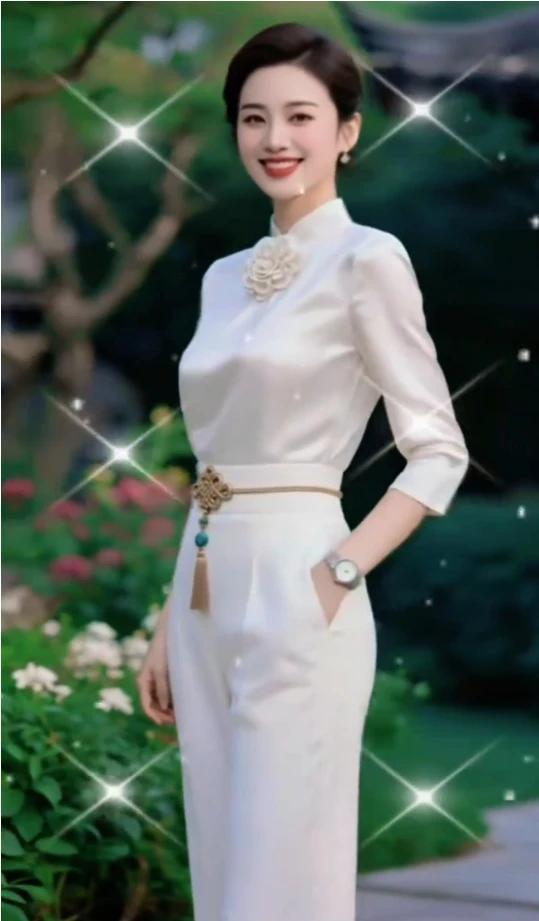 上联：三两人家烟火细
下联：满园春色杨柳翠