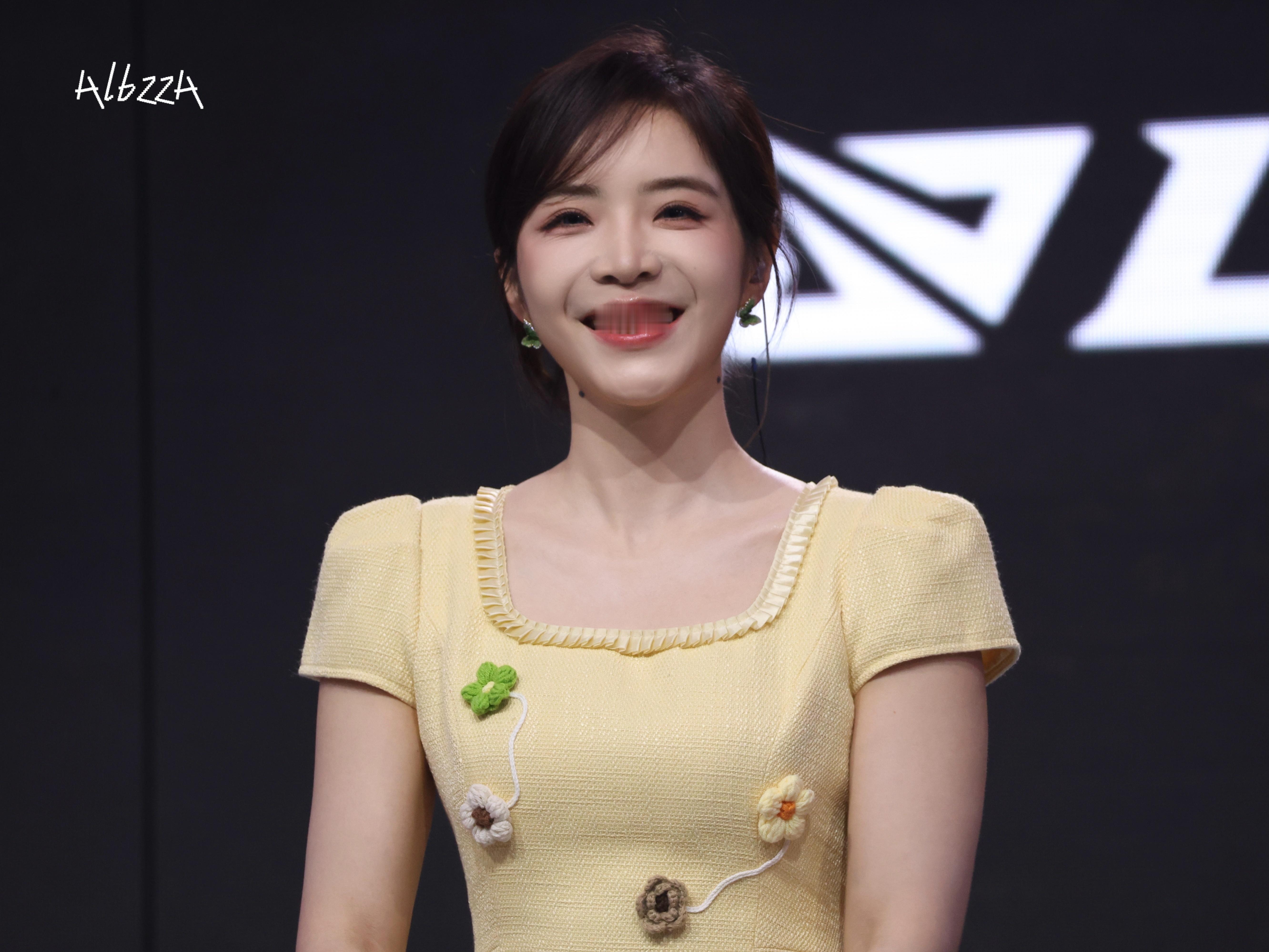 LPL主持人 余霜 lpl 淡黄色礼裙衬得肌肤莹润，甜笑瞬间戳中审美，温柔又灵动