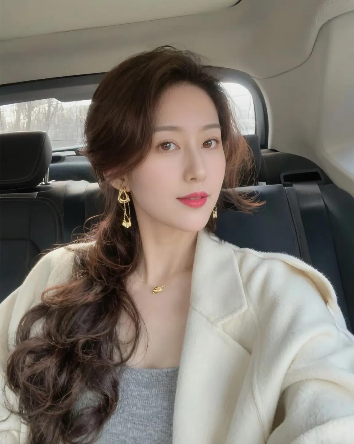 车中美人，金钗映日。