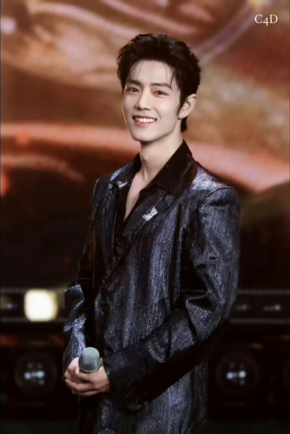 肖战站姐相机没有为别人举起过肖战站姐不参加团建的原因 肖战站姐相机没有为别人举起