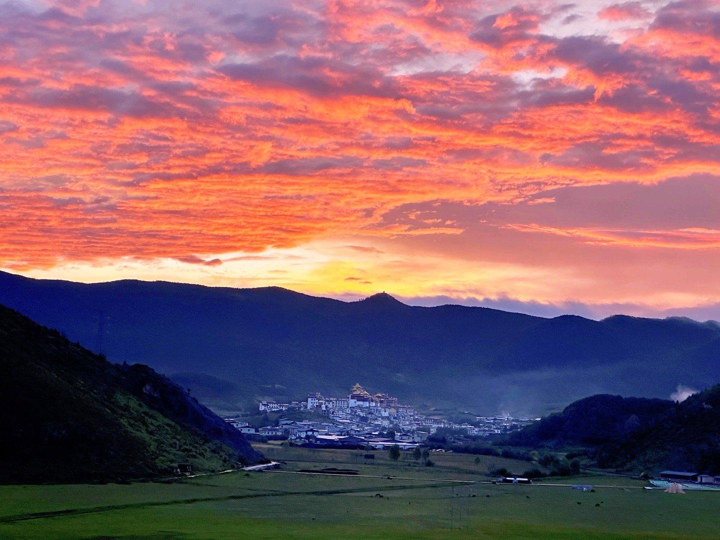 下了一夜的雨。清晨在火烧云下，等待松赞林寺被阳光照亮的瞬间。  ​​​
