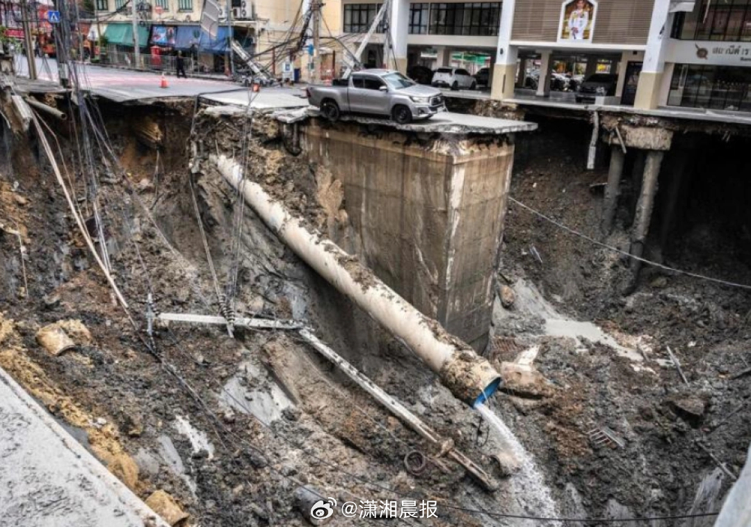【#曼谷市长回应市区现50米深巨坑#：事故原因是地铁隧道结构坍塌，上方土壤迅速下